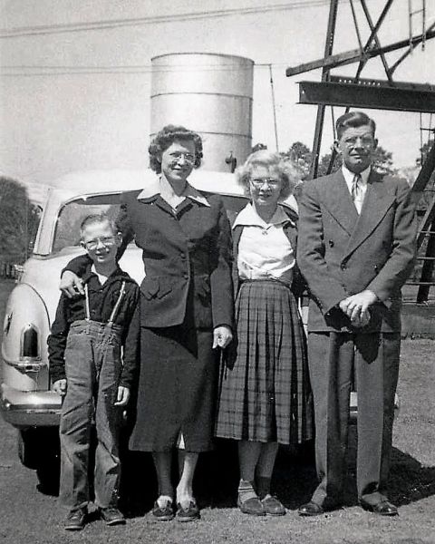 File:Hardy-Fox-family.jpg