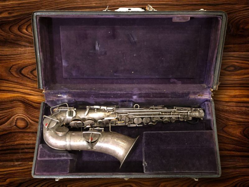 File:Newsmachine-SaxCaseOpen.jpg